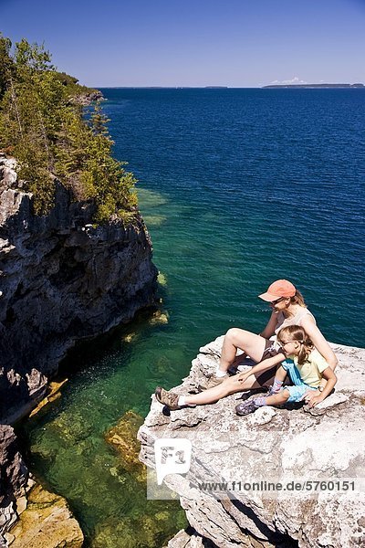 Junge Frau mit Tochter genießen Sie Blick auf die Grotte entlang Bruce Trail  Bruce Halbinsel-Nationalpark  nahe Tobermory  Ontario  Kanada.