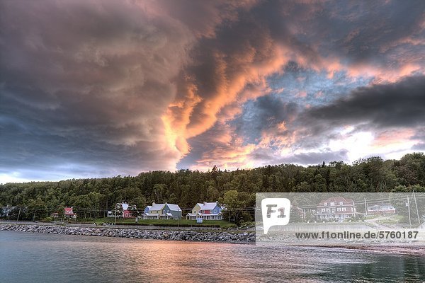 Wolke über Bedrohung Dorf Heiligtum Kanada Quebec