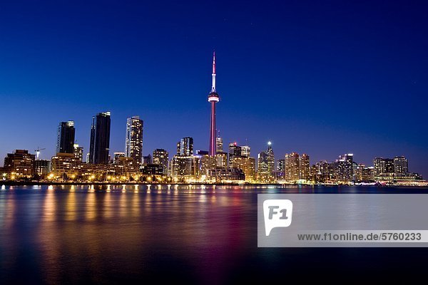 Toronto Skyline bei Nacht gesehen aus Island Airport  Ontario  Kanada.