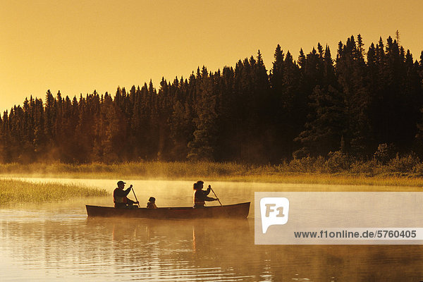 Familie Kanu  Whiteshell River  Whiteshell Provincial Park  Manitoba  Kanada