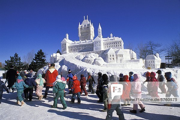 Kinder betrachten Schnee Skulptur in Winterlude Festival  Jacques Cartier Park  Hull (Gatineau)  Quebec  Kanada. Winterlude ist ein jährliches Festival für drei Wochenenden  in der Regel die ersten drei Wochenenden im Februar in Ottawa  Ontario und Gatineau  Québec  die Winter feiert.