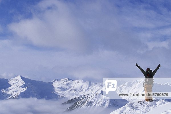 Berg Fröhlichkeit Skifahrer Schnee Berggipfel Gipfel Spitze Spitzen unbewohnte entlegene Gegend Ansicht