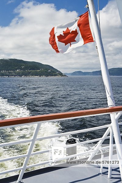 Kanadische Flagge am Heck eines Bootes  Saguenay River  Pointe-Noire in Baie-Sainte-Catherine  Charlevoix  Quebec  Kanada