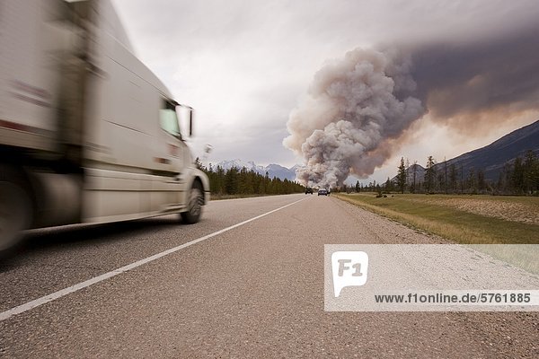Große LKW am Yellowhead Highway und große vorgeschriebenen brennen  Jasper Nationalpark  Alberta