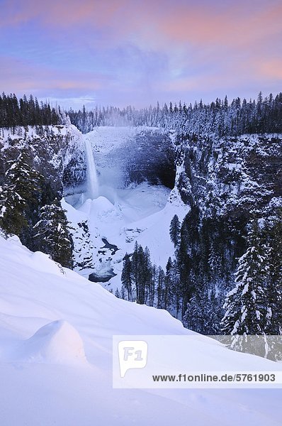 Helmcken Falls im Winter mit kumulierten Schnee Eis Kegel  Wells Gray Provincial Park  British Columbia  Kanada