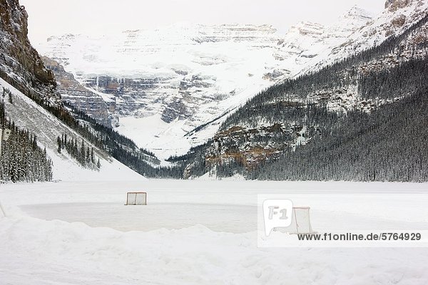 Eishockey Eisbahn am Lake Louise  Banff Nationalpark  Alberta  Kanada