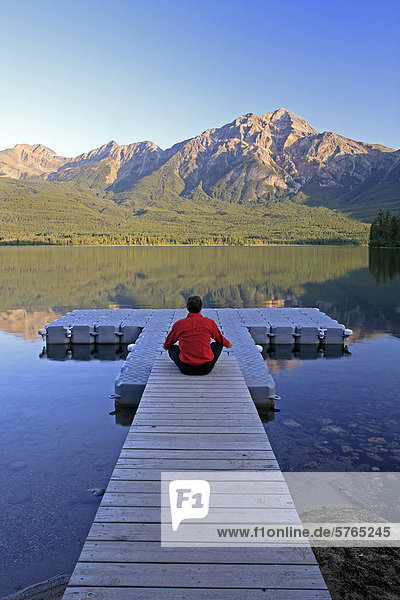 Mittelalter über männliche meditieren dock am Pyramid Lake  Jasper Nationalpark  Alberta  Kanada.