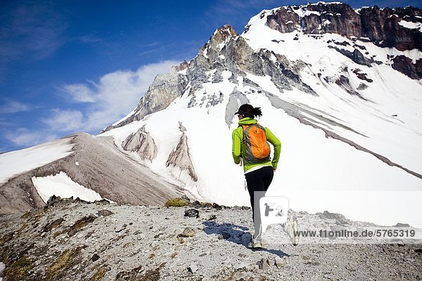 Weibliche Läufer auf Mount Garibaldi zwischen Whistler und Squamis  BC  Kanada