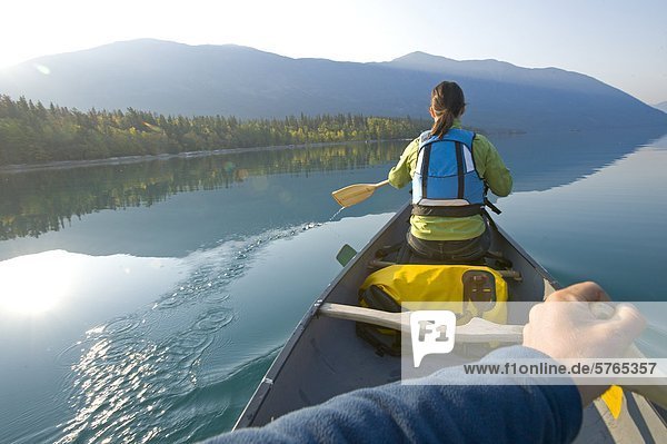 Paddeln Kanu auf ein Herbstmorgen am Chilko Lake  British Columbia  Kanada
