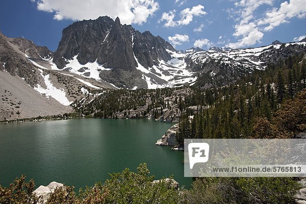 Tempel Crag und Fifth-See von der großen Pine Lakes Trail in der John Muir Wilderness Sierra Mountain Range Kalifornien USA