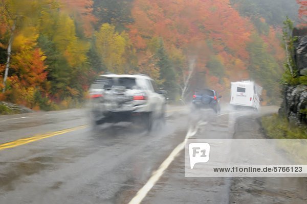Autobahn 60 betrachtet durch ein Regen-getränkten Fenster  Algonquin Provincial Park  Ontario  Kanada