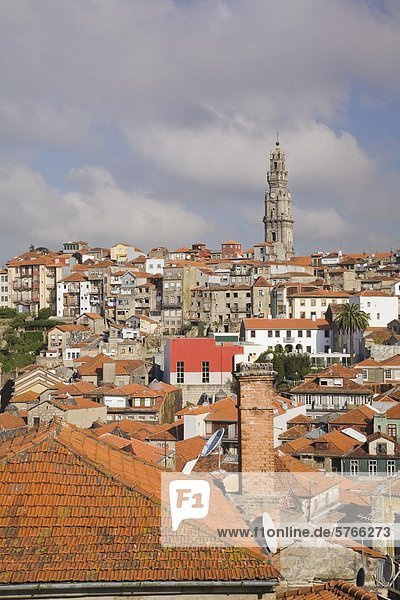 Alte Skyline der Stadt Porto mit Kirche Glockenturm  Portugal  Europa