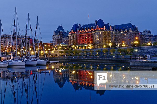 Fairmont Empress Hotel spiegelt sich in den inneren Hafen  Victoria  British Columbia  Kanada