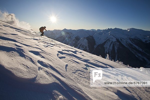 Ski Skifahrer treten unbewohnte entlegene Gegend Kanada