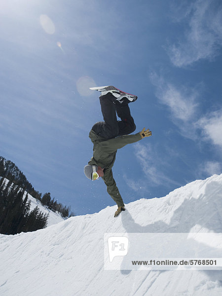 Mann  Snowboard  zeigen  Kunststück