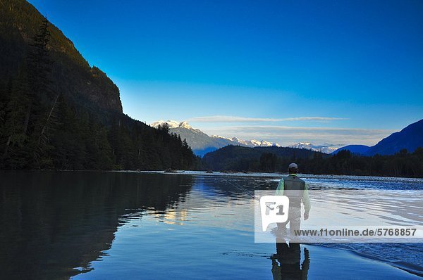 Mann  Fliegenfischen  Dean River  British Columbia  Kanada
