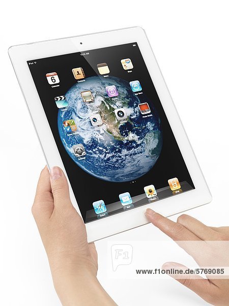 Junge Frau hält Apple iPad 2 Tablet PC