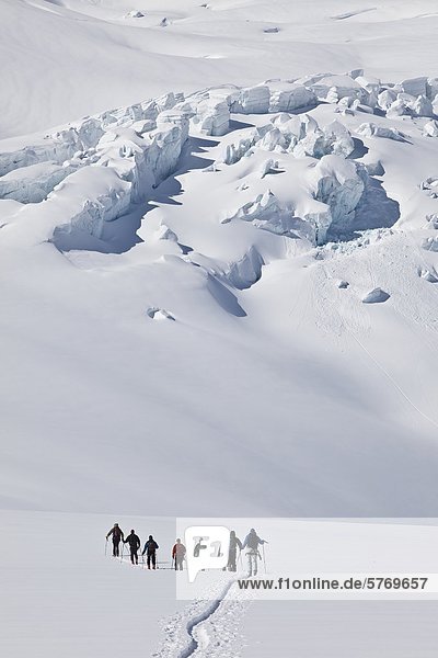 Hinterland Skifahrer-Skitouren im Bereich Selkirk in der Nähe der Fairy Meadows Backcountry Hütte  British Columbia  Kanada.