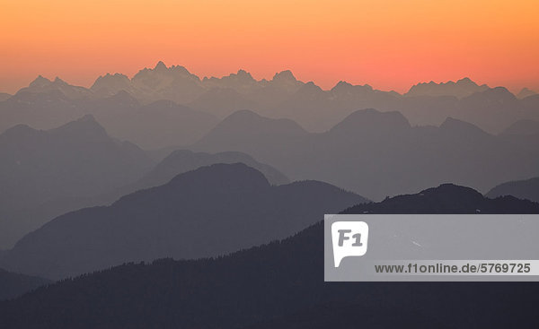 Sonnenuntergang über Strathcona Park von des Königs Peak  auf Vancouver Island gesehen. Strathcona Park  Vancouver Island  British Columbia  Kanada.