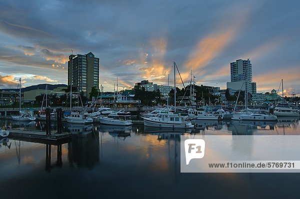 Die Nanaimo Waterfront und Hafen bei Sonnenuntergang. Nanaimo  zentrale Vancouver Island  British Columbia  Kanada.