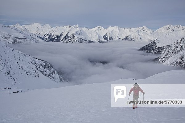 Pass ist ein Mann Häuten sich ein Gletscher im Hinterland von Roger  Glacier Nationalpark  British Columbia  Kanada