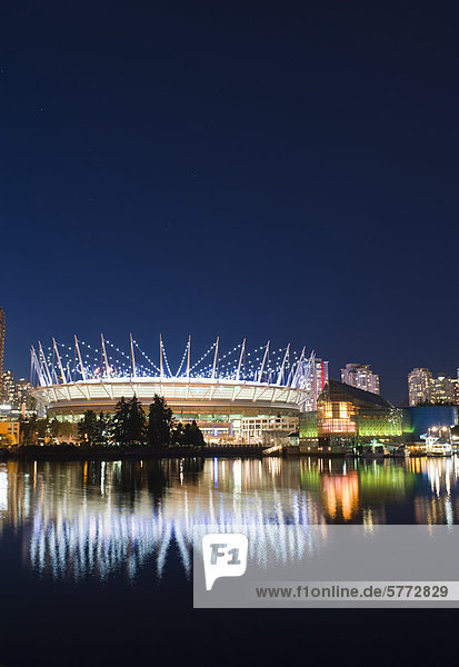 Skyline der Stadt mit neuen Klappdach auf BC Place Stadium  False Creek  Vancouver  British Columbia  Kanada