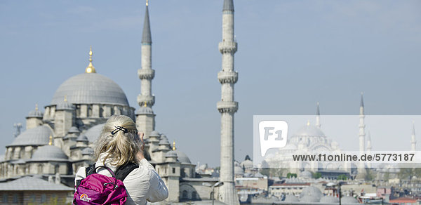 Frau Fotografien der Yeni Camii  die neue Moschee oder die Valide Sultan-Moschee befindet sich in der Eminönü Bezirk von Istanbul  Türkei.