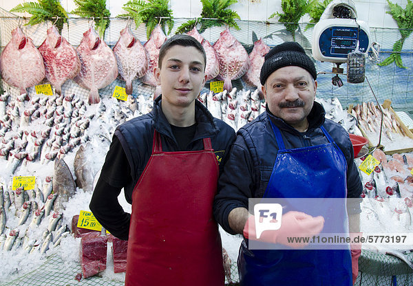 Fisch-Markt-Anbietern in Kadiköy,  asiatischen Seite des Bosporus,  Istanbul,  Türkei