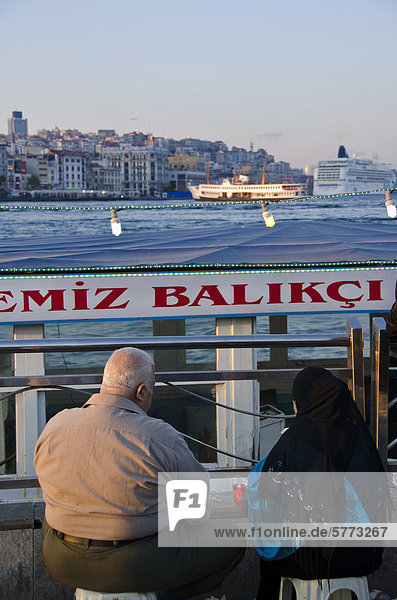 fließen Brücke Restaurant Entdeckung Ortsteil Goldenes Horn Istanbul Türkei