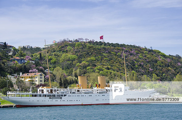 Yacht groß großes großer große großen vorwärts alt Bosporus Istanbul Türkei