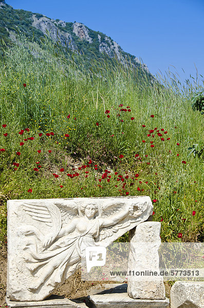 Stein Skulptur der Siegesgöttin Nike in Ephesus  eine antike Stadt  und später eine römische Stadt  an der West Küste Kleinasiens  in der Nähe von heutigen Selçuk  Izmir  Türkei