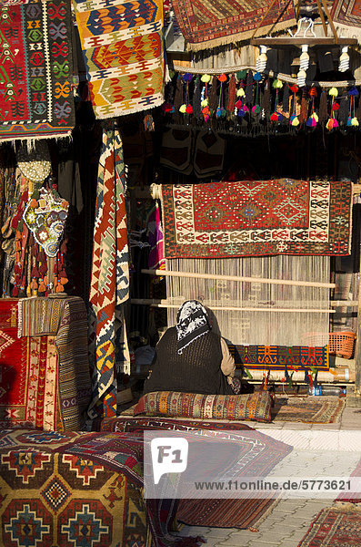 Rug shop with weaver at Goreme  Cappadocia  also Capadocia  Central Anatolia  largely in Nev_ehir Province  Turkey