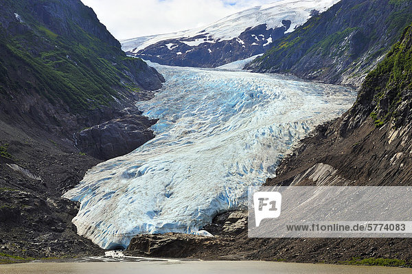 Gletscher zu tragen  wie es ein Tal zwischen zwei Bergen  Bear Glacier Provincial Park in der Nähe von Stewart  nördlichen British Columbia  Kanada fließt.