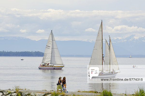 Wassersportler und Wanderer genießen Sie den Sommer auf der geraden Malaspina Willingdon Strand in Powell River  British Columbias Sunshine Coast  in der Region Vancouver Coast & Mountains  Kanada