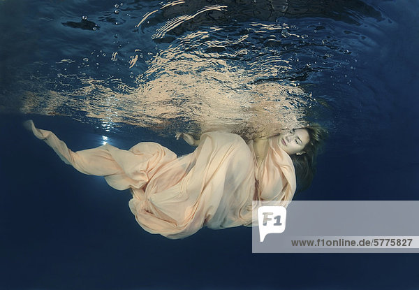 Frau präsentiert Unterwasser-Mode in einem Pool  Odessa  Ukraine  Osteuropa