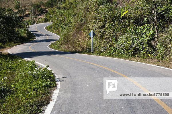 Kurvige Asphaltstraße  Nordthailand  Thailand  Asien