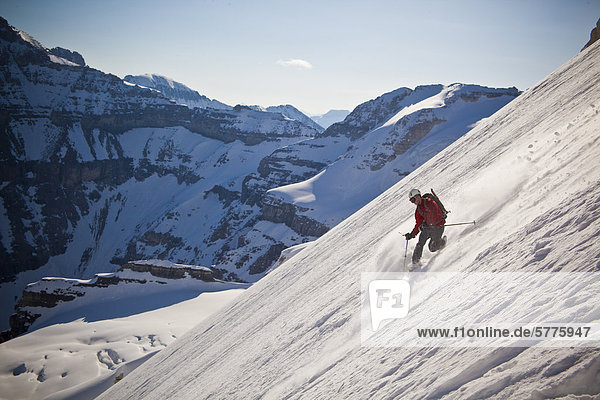 Ein Mann steigt Mt Stanley Northface auf Telemark Ski  Kootenay Nationalpark  British Columbia  Kanada