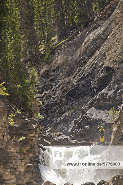 Ein männlicher Kanute Studien einen großen Tropfen auf der Big Horn River Nordegg Alberta Kanada