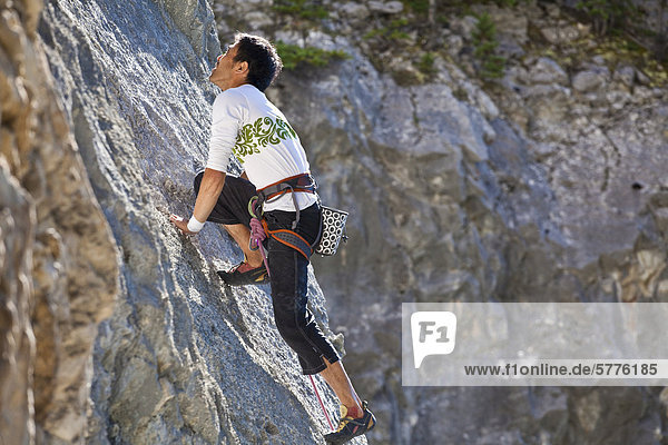 Ein männlicher Rockclimber Klettern am Echo Canyon  Canmore  Alberta  Kanada
