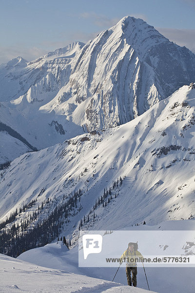 nahe Hütte Mann Reise Tagesausflug Ski unbewohnte entlegene Gegend Rocky Mountains kanadisch