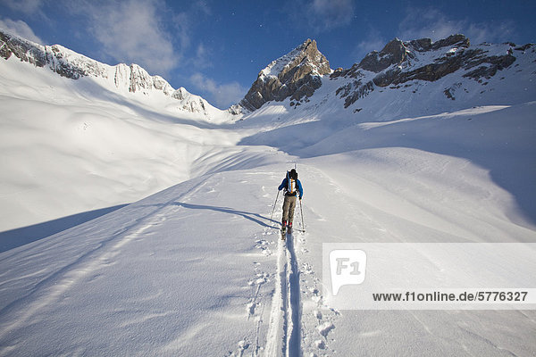 nahe Hütte Mann Reise Tagesausflug Ski unbewohnte entlegene Gegend Rocky Mountains kanadisch