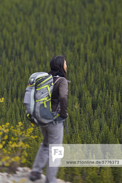 Eine junge Frau nimmt in der Ansicht während auf einer Wanderung in Kananaskis  Alberta  Kanada