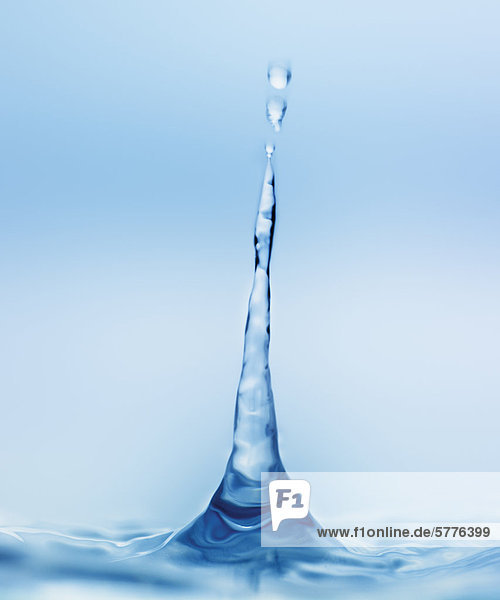 Wassertropfen spritzt aus Wasserfläche