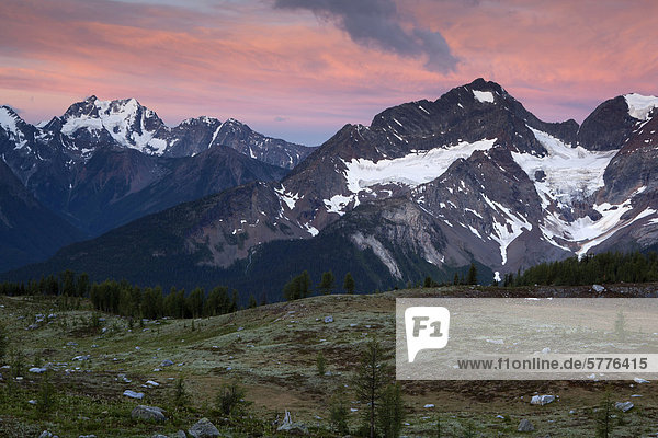 Sonnenaufgang über der MacBeth-Gruppe von Monica Wiesen  Purcell Mountains  British Columbia  Kanada