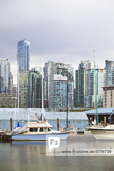 Ansicht der Innenstadt Eigentumswohnungen von Coal Harbour  Vancouver  British Columbia  Kanada.