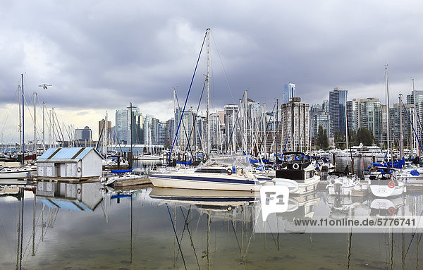 Skyline Innenstadt und Marina am Coal Harbour  Vancouver  British Columbia  Kanada.