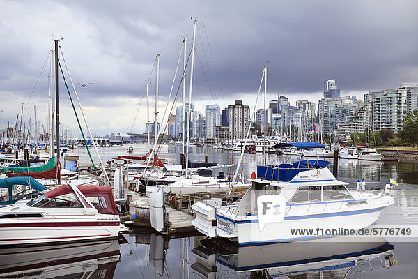 Blick auf den Yachthafen am Coal Harbour und die Skyline der Innenstadt  Vancouver  British Columbia  Kanada.