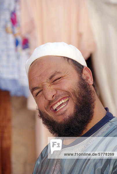 Lächelnder Araber  Portrait  Medina  Tunesien  Afrika
