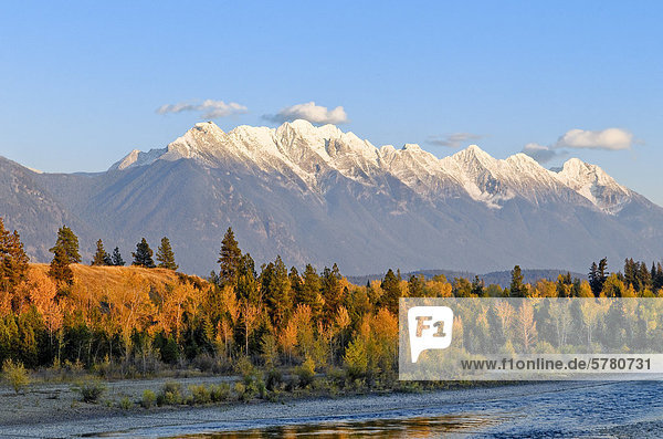 Die Steeples  fallen Farbe  Rocky Mountains und der Kootenay River  Kootenay Region Ost  British Columbia  Kanada