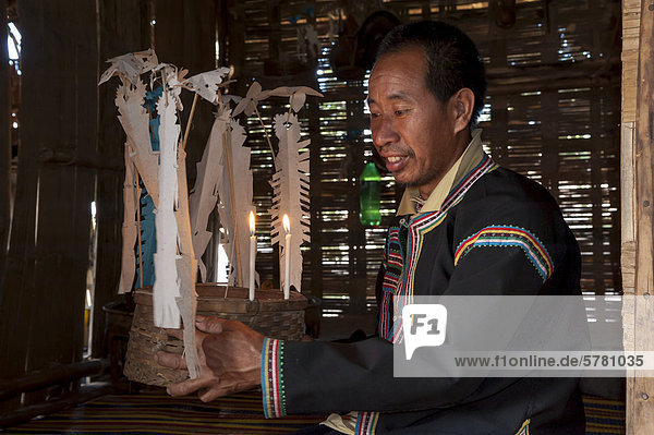 Traditionell gekleideter Mann aus dem Bergstamm oder Bergvolk Schwarze Hmong ethnische Minderheit aus Ostasien bei der traditionellen Zeremonie Nordthailand Thailand Asien